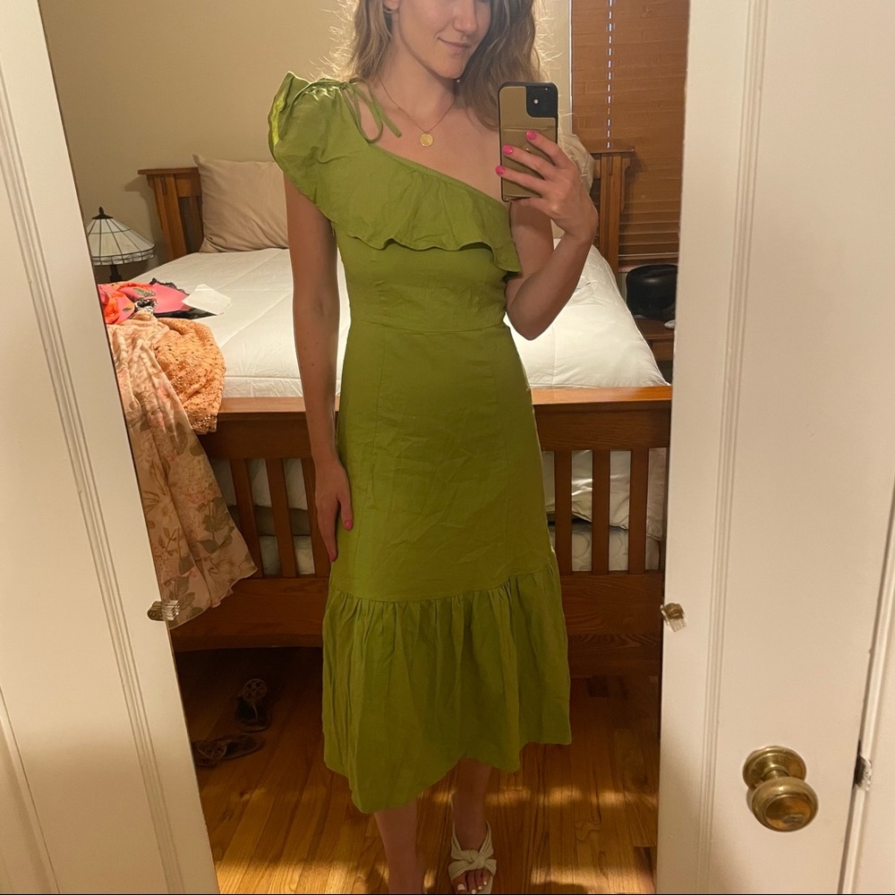 Lulu’s green midi dress
